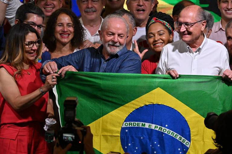 Lula é aguardado em Brasília para dar início à transição de governo