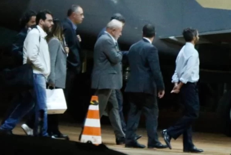 Lula desembarca em Brasília junto com sua equipe de Transição
