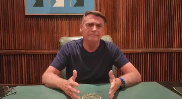 Bolsonaro grava vídeo pedindo desobstrução das rodovias