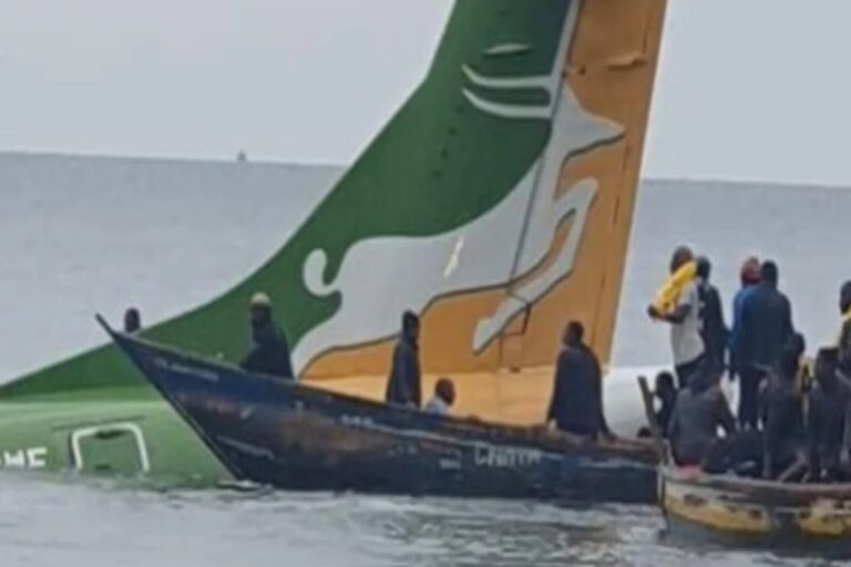 Avião cai em lago na Tanzânia e deixa 19 mortos