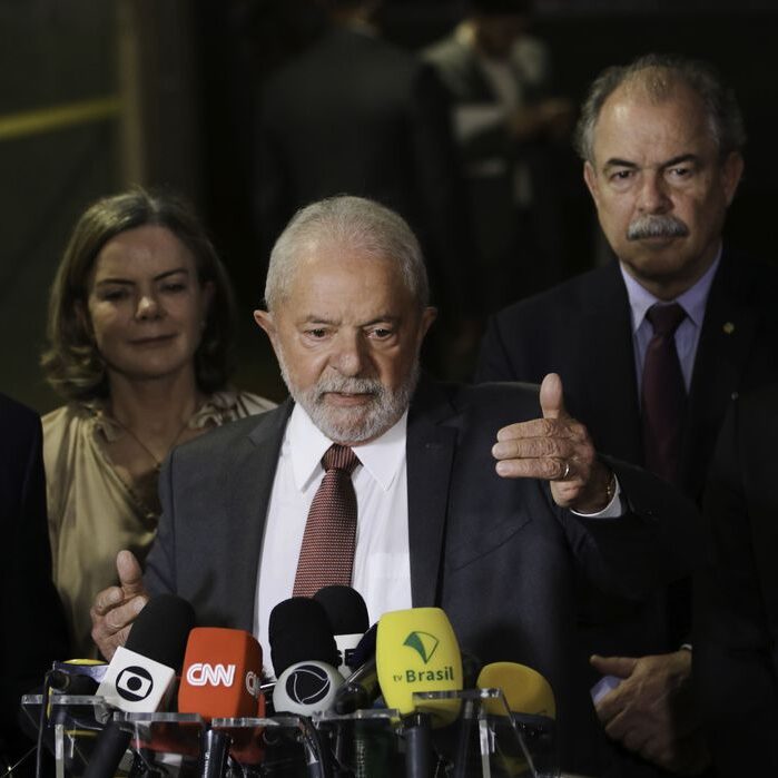 Jair Bolsonaro solicita ação contra Lula e Gleise por difamação