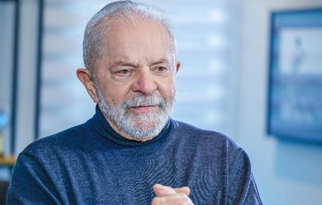 Lula tem alta após retirar lesão na laringe