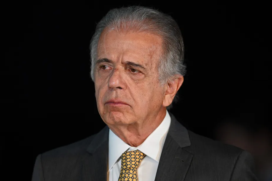 O futuro ministro da Defesa, José Múcio Monteiro, confirmou troca de comando no Exército dia (27) que o general Júlio Cesar de Arruda