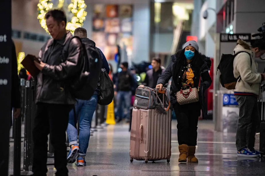 O governo Biden está considerando impor novas restrições aos viajantes que entram nos EUA cogitam a cheganda de pessoass da China