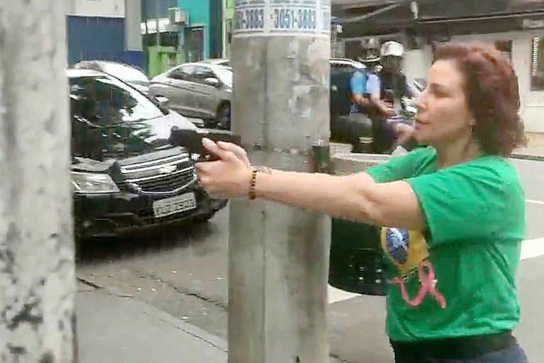 Carla Zambelli diz ser “impossível cumprir” determinação de Gilmar Mendes para devolver sua arma em até 48h.