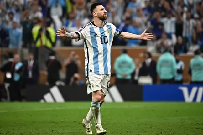 Suderj convida Messi para a calçada da fama do Maracanã
