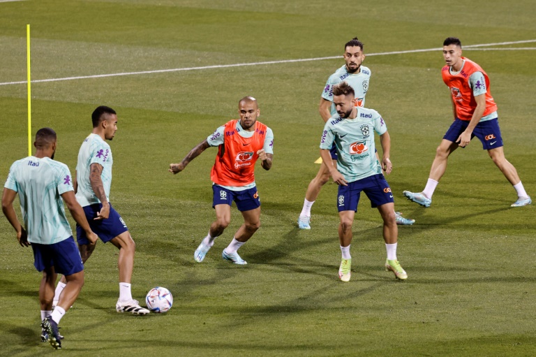 Tite escala jogadores reservas contra time camaronês