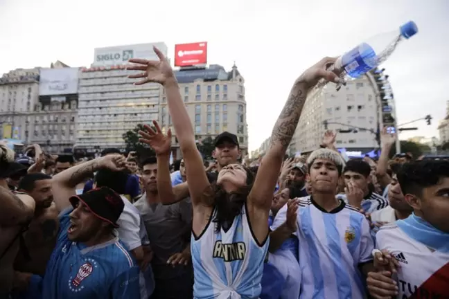 Argentinos foram às ruas de Buenos Aires nesta 3ª feira (20.dez.2022) para receber a seleção nacional de futebol, que se sagrou tricampeã