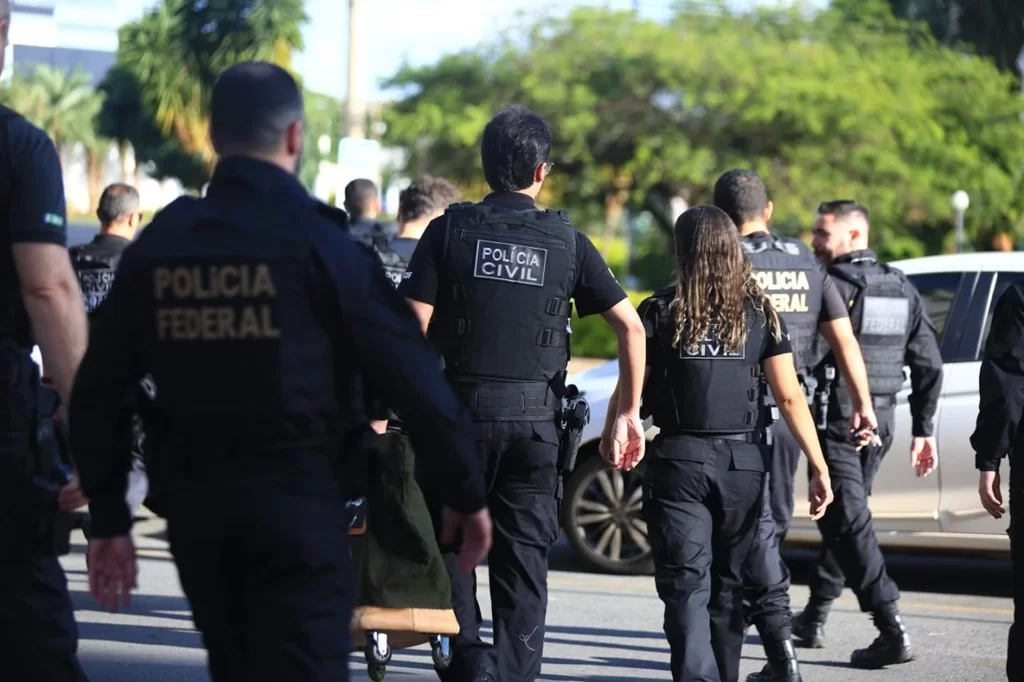 Bolsonaristas são presos acusados de vandalismo em Brasília a Polícia Civil do Distrito Federal (PCDF), junto à Polícia Federal (PF),