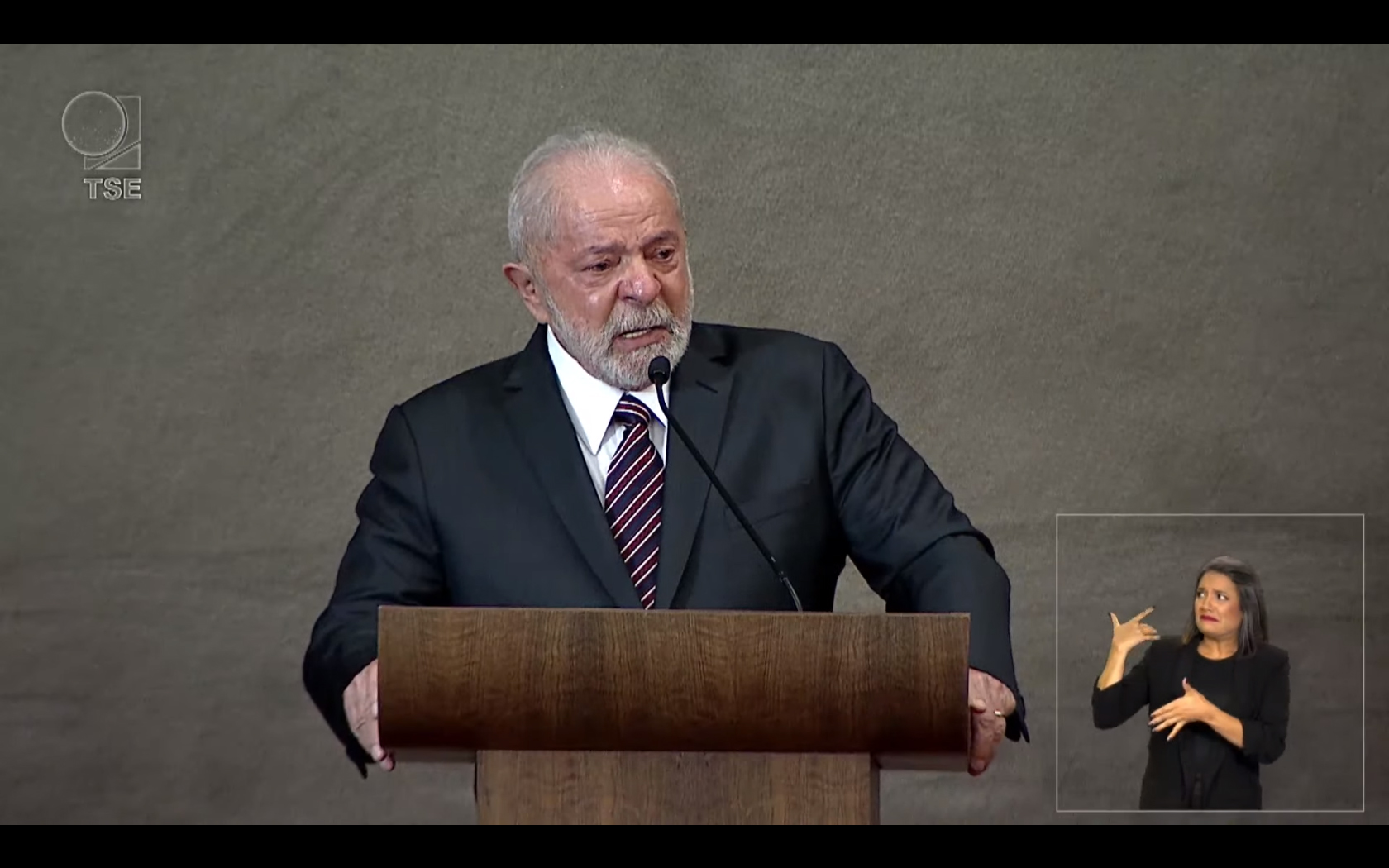 Lula se emociona ao ser diplomado e exalta defesa da democracia