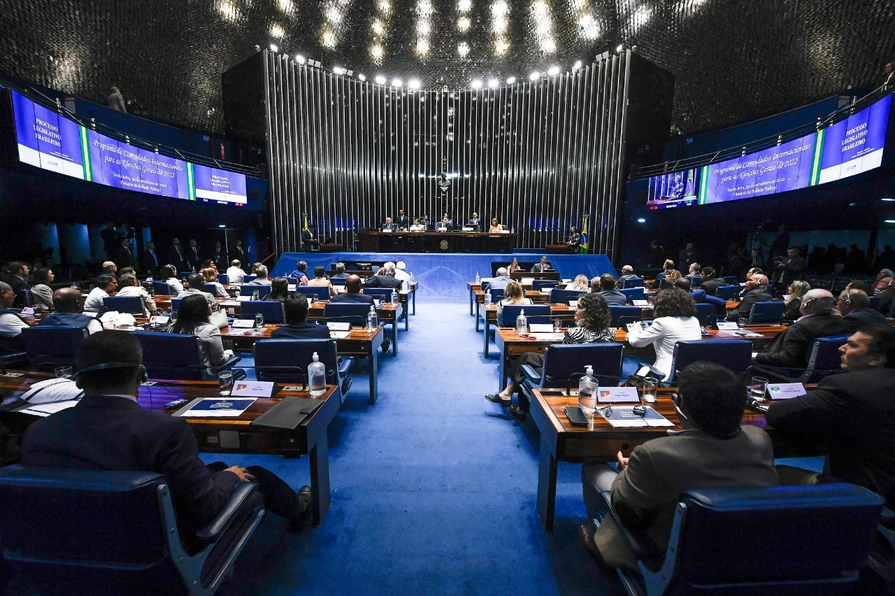 PEC com menor valor do teto de gastos ganha apoio no Senado