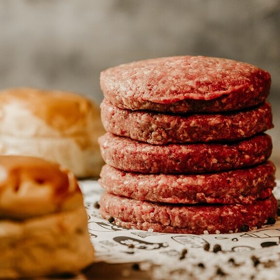 O Ministério da Agricultura aprovou nesta segunda-feira (26) um novo regulamento para a produção de hambúrguer dentro dos frigoríficos.