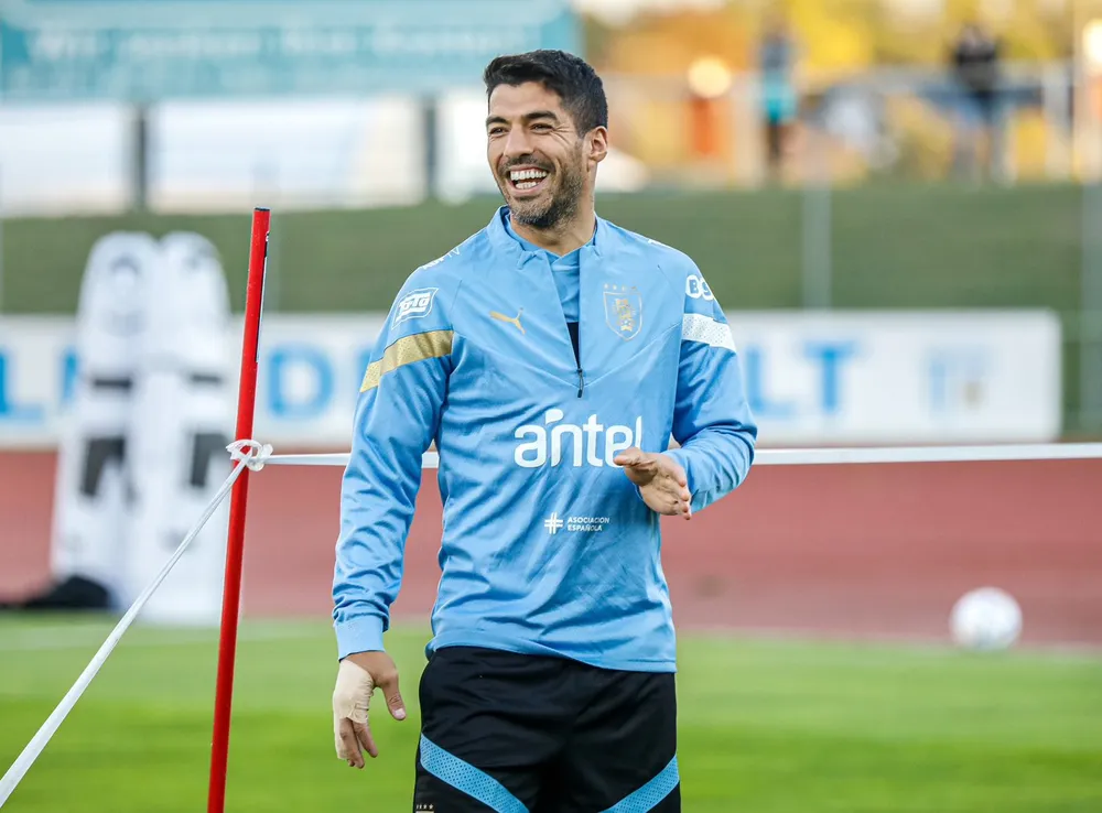 Falta muito, muito pouco para o atacante uruguaio Luis Suárez vestir a camisa do grêmio. O sinal positivo já foi dado pelo jogador e agora