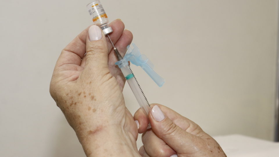O Ministério da Saúde negocia com a farmacêutica Pfizer a antecipação na entrega de vacinas infantis contra o coronavírus,