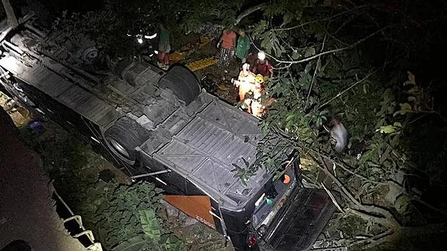 Acidente de ônibus com time de futebol deixa mortos em MG. Um ônibus caiu de uma ponte de 10 metros de altura na madrugada desta segunda