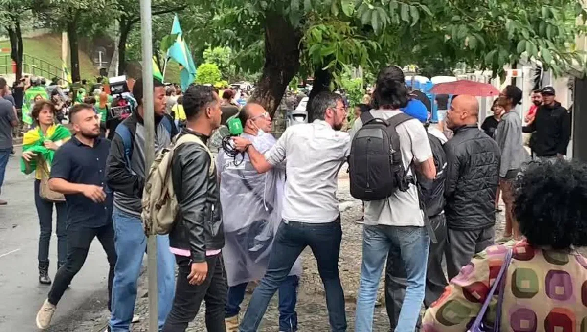 Manifestantes bolsonaristas agrediram uma equipe do jornal "O Tempo"durante ação de desmonte de acampamento golpista