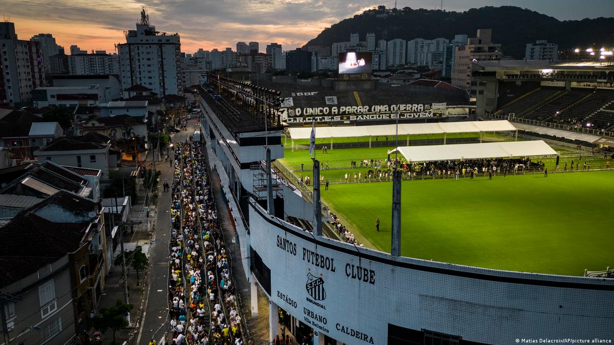 Despedir-se de Pelé em seu velório na Vila Belmiro transformou-se em um ato de resistência mesmo durante a madrugada desta terça-feira (3).