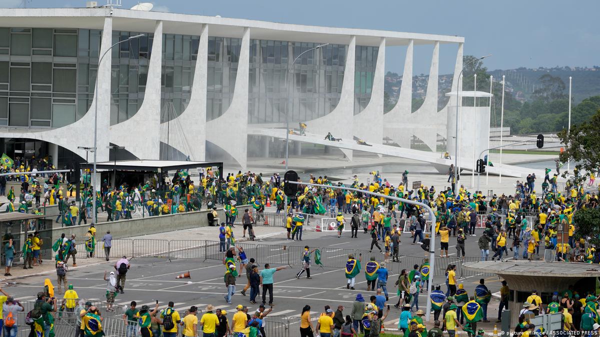 O presidente Luiz Inácio Lula da Silva (PT) assinou um decreto de intervenção federal em resposta aos atos antidemocráticos que aconteceram