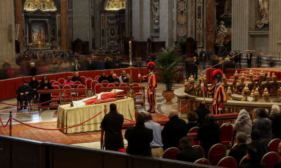 A cerimônia será presidida pelo papa Francisco e terá início às 5h30, pelo horário de Brasília. De acordo com o Vaticano,