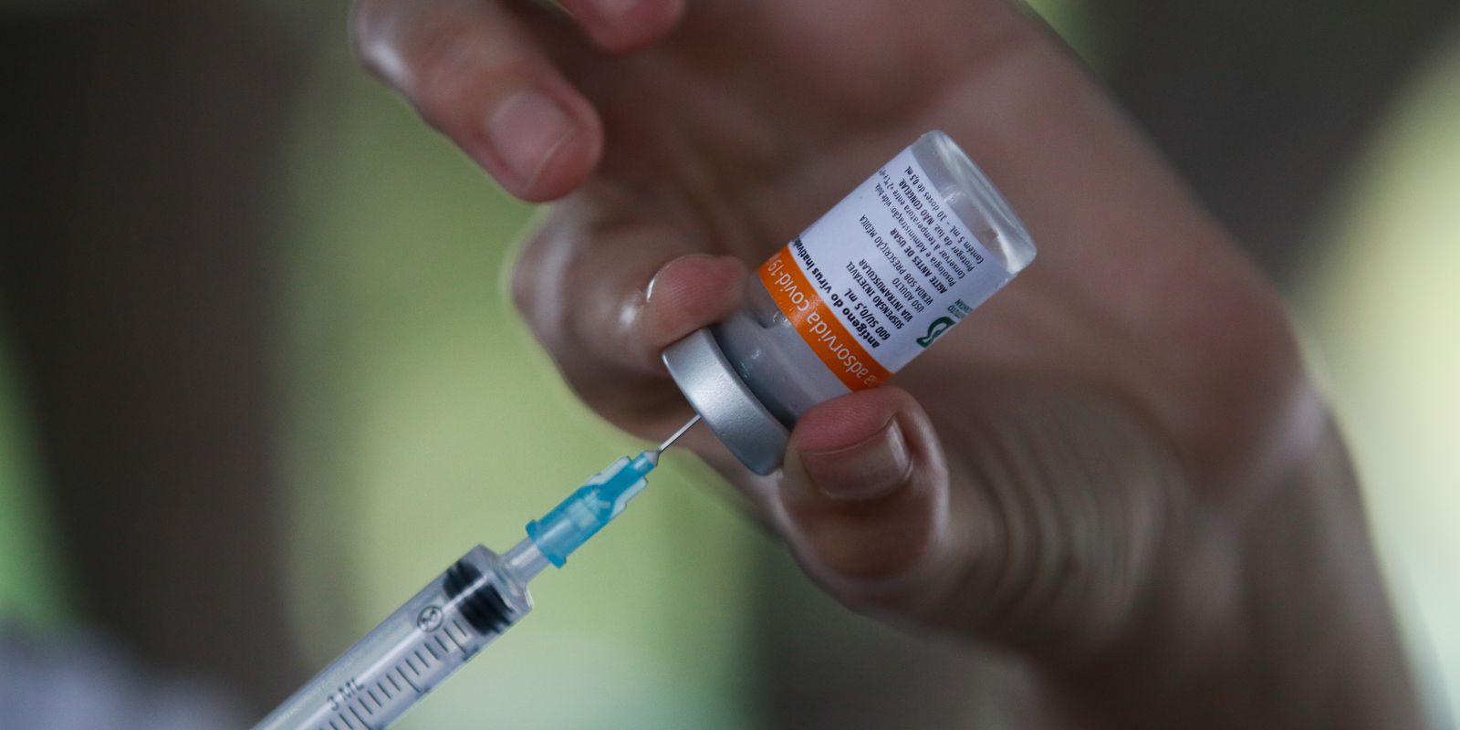 Acordo é renovado com compra de 2,6 mi doses de CORONAVAC; O Ministério da Saúde anunciou, neste sábado (7/1), a compra de 2,6 milhões