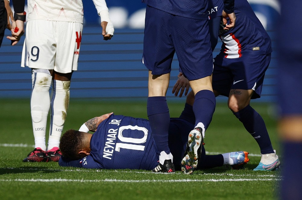 Neymar sofre lesão no tornozelo e deixa gramado de maca. O atacante Neymar sofreu uma torção no tornozelo direito neste domingo