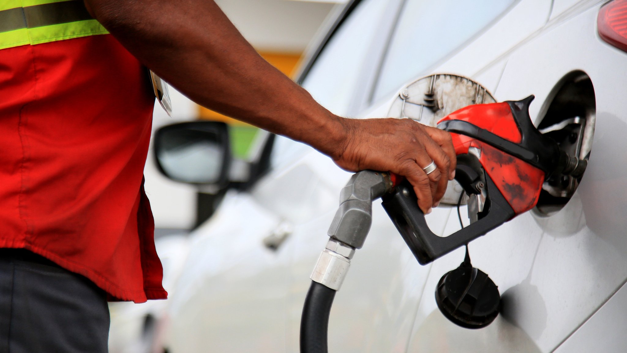 O preço médio da gasolina nos postos brasileiros sobe 3%. RIO DE JANEIRO, RJ (FOLHAPRESS) - O preço médio da gasolina nos postos brasileiros