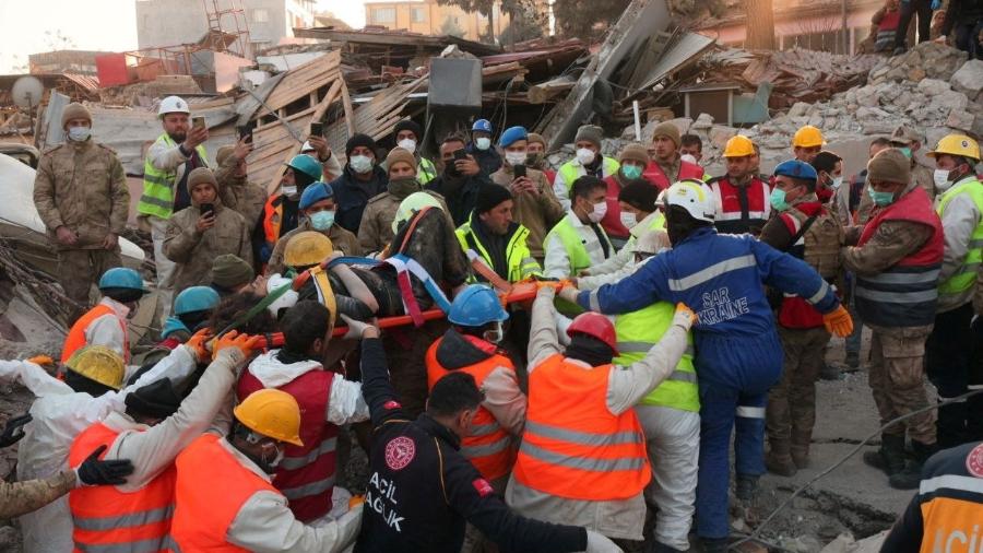 Três sobreviventes são resgatados mais de 260 horas após terremoto na Turquia. Três sobreviventes, incluindo um adolescente de 14 anos,