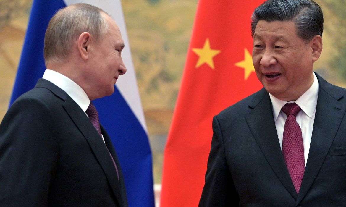 China pede cessar-fogo entre Rússia e Ucrânia para retomar acordo de paz. A China pediu um cessar-fogo abrangente na Ucrânia