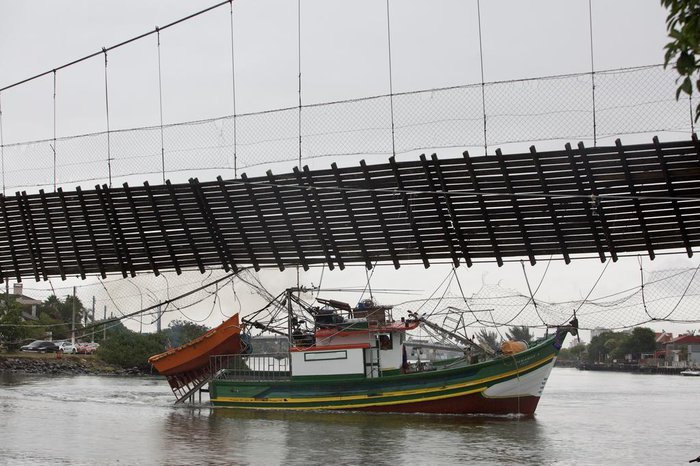 Jovem de 20 anos continua desaparecido após rompimento de ponte pênsil; Bombeiros e Brigada Militar buscam na tarde desta segunda-feira (20)