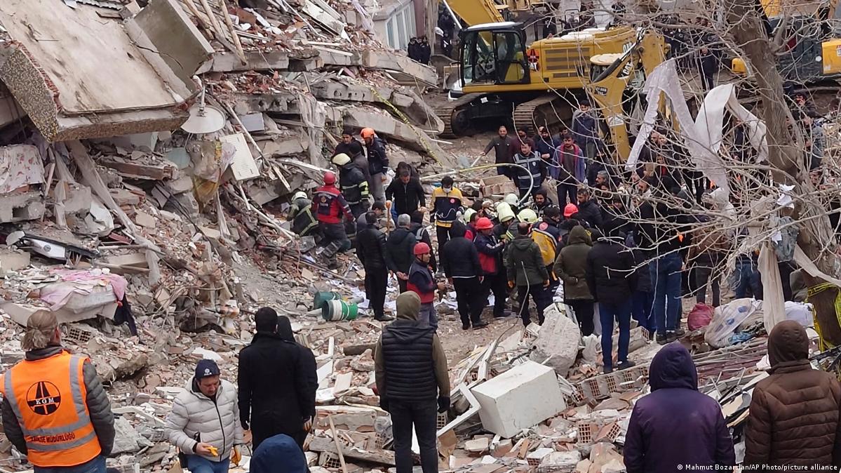 Número de mortos em terremoto passa de 11 mil na Turquia. Já passa de 11 mil o número de mortos no terremoto que atingiu a