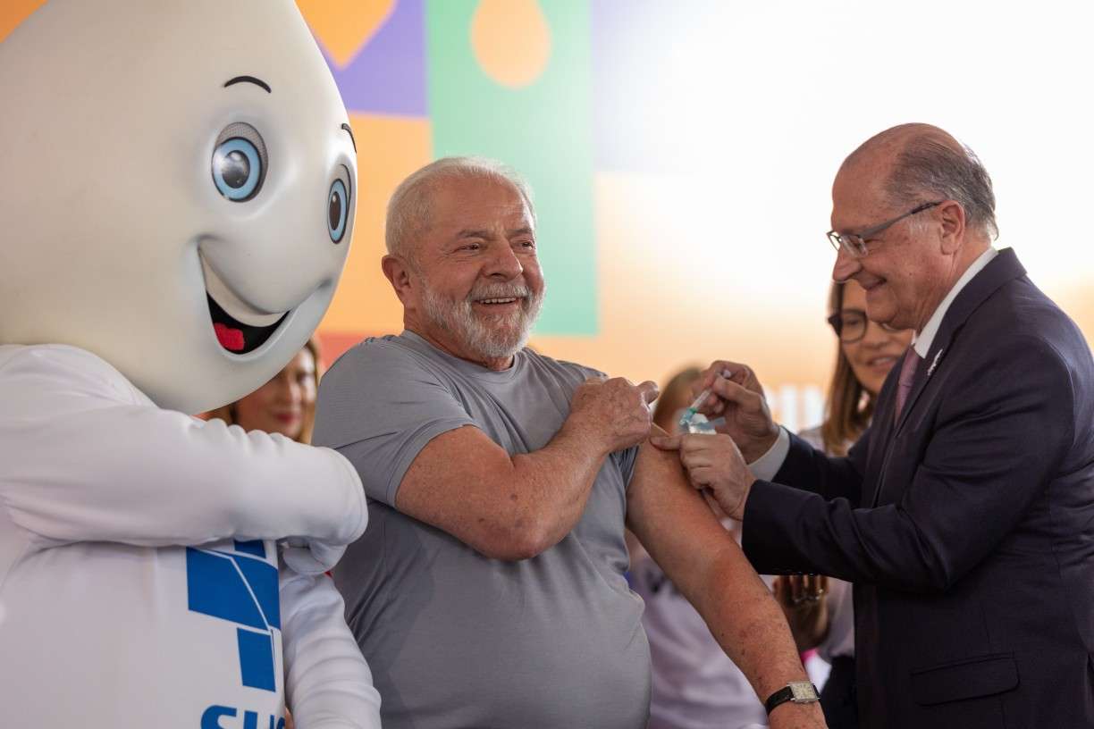 Com a volta do Zé Gotinha, Lula lança campanha e é vacinado contra covid por Alckmin. A volta do Zé Gotinha,