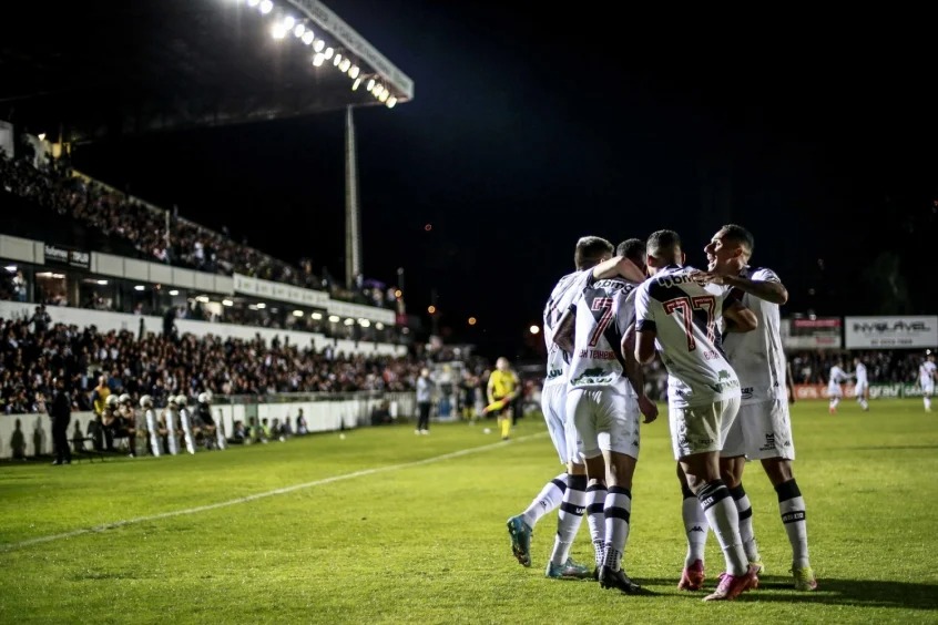 Vasco goleou o Resende por 5 a 0, no Campeonato Carioca, e Pedro Raul, enfim, desencantou. O atacante marcou dois gols na partida e