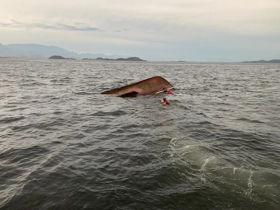 Barco afunda no RJ e deixa 3 mortos e 5 desaparecidos. Um barco afundou na tarde deste domingo (5), na Baía de Guanabara, próximo à Ilha de