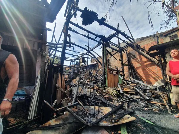 Um incêndio de grandes proporções atingiu três casas de madeira no bairro do Guamá, em Belém, na noite da sexta-feira (10).