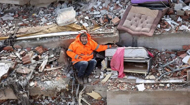 Foto de pai segurando filha "morta" presa em escombros na Turquia viraliza; Um pai que foi fotografado segurando a mão de sua filha
