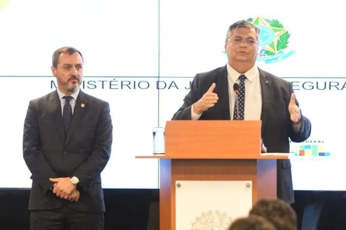 "Acabou o liberou geral de armas de fogo no Brasil", diz Dino; O ministro da Justiça e Segurança Pública, Flávio Dino, disse hoje (16) acabou