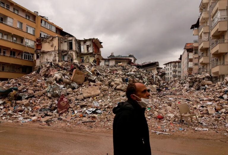 Novo terremoto na Turquia deixa 6 mortos. Seis pessoas morreram e quase 300 ficaram feridas no último terremoto que atingiu a Turquia