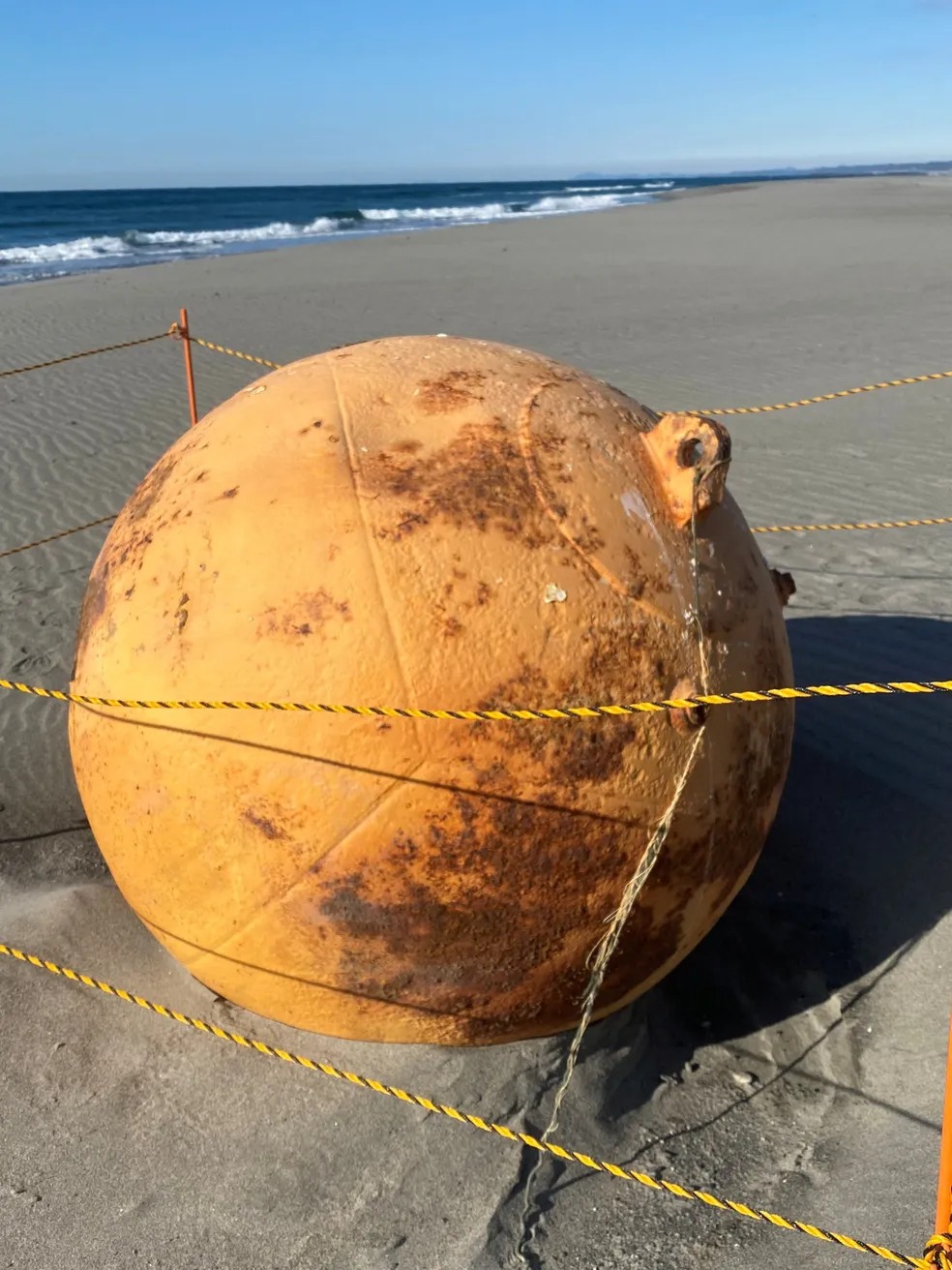 Esfera misteriosa de metal é encontrada em praia no Japão. Uma esfera de metal de cerca de 1,5 metro de diâmetro apareceu na