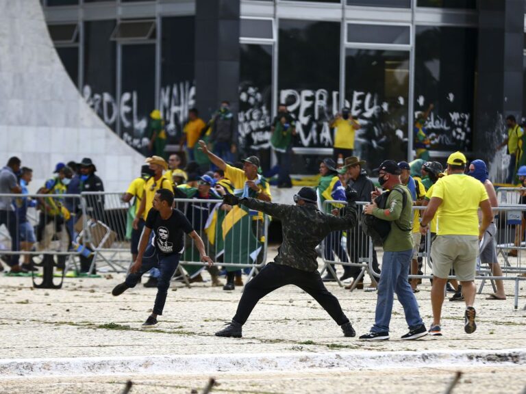 Supremo deve aceitar denúncias e tornar réus golpistas de 8 de Janeiro O STF - Supremo Tribunal Federal começou nesta terça-feira (18)