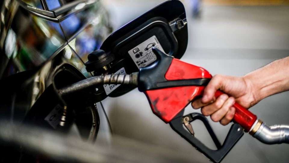 Confaz fixa ICMS da gasolina em R$ 1,22 para todos os estados O presidente do Comitê Nacional dos Secretários de Fazenda dos Estados