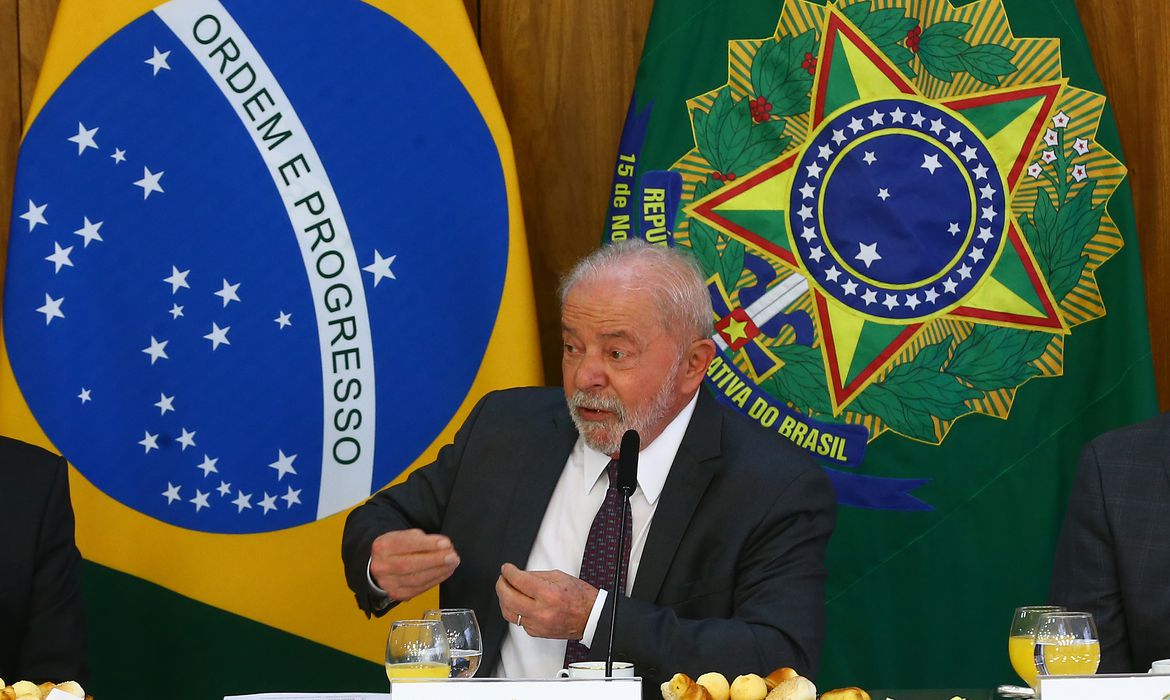 O presidente Luiz Inácio Lula da Silva (PT) disse que apresentará em 8 de Março o projeto para coibir salários diferentes