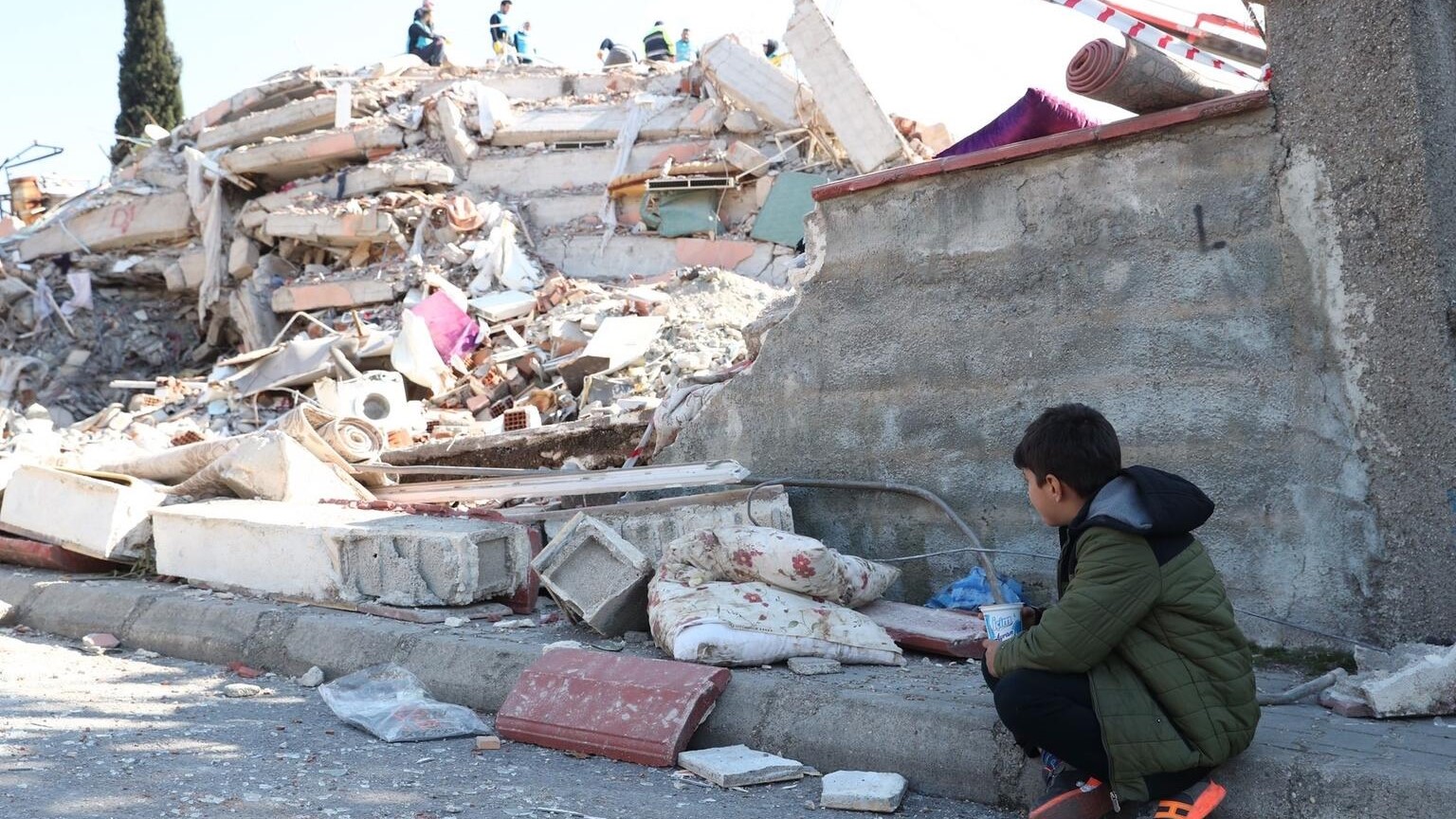 ONU faz apelo de US$ 1 bilhão para auxílio pós-terremoto. As Nações Unidas lançaram um apelo humanitário de US$ 1 bilhão