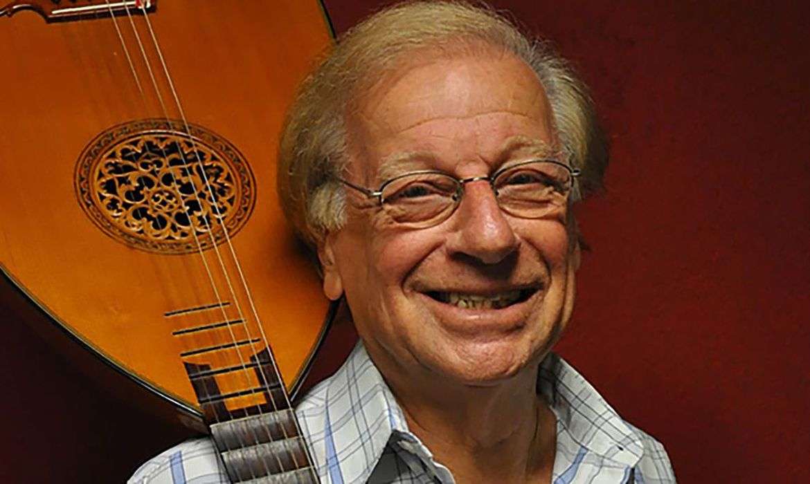 Juca Chaves morre em Salvador aos 84 anos O músico e humorista Juca Chaves morreu na noite de sábado (26), em Salvador. O artista