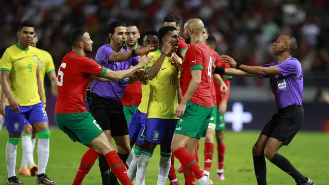 Brasil é derrotado por Marrocos no primeiro jogo depois da Copa A seleção brasileira perdeu por 2 a 1 para Marrocos no primeiro jogo