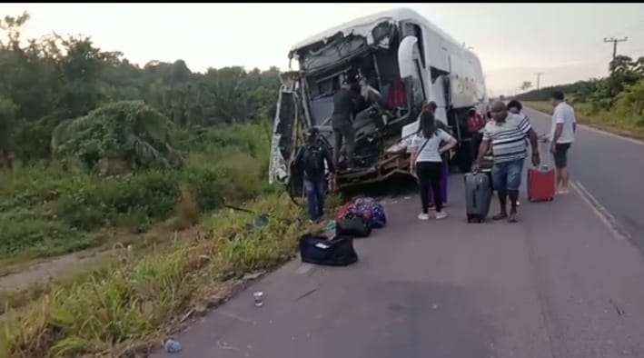 Ônibus com 40 passageiros colide com carreta na PA 150; Ônibus com 40 passageiros colide com carreta e deixa feridos na PA 150