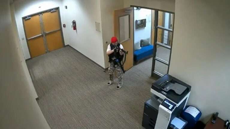 Câmeras flagram momento em que atirador mata 6 pessoas em escola; Câmeras de segurança flagraram o momento em que o atirador