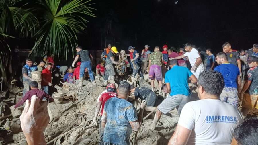 Tragédia: Deslizamento de terra em Manaus deixa ao menos oito mortos Um deslizamento de terra soterrou casas no bairro Jorge Teixeira