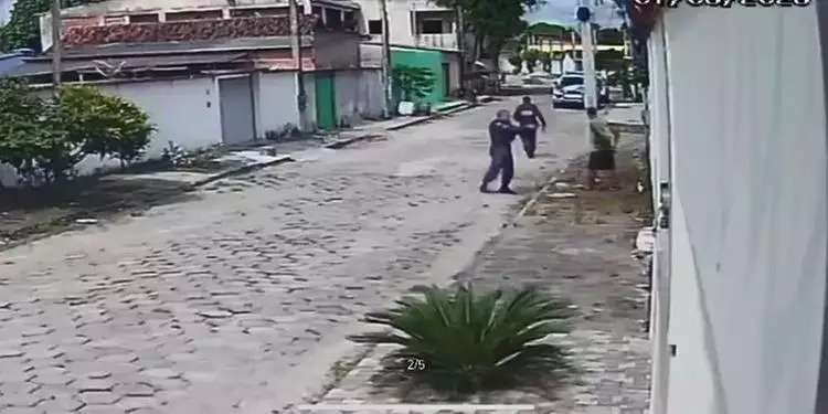 Vídeo: Policial executa jovem à queima-roupa mesmo depois de rendido; Câmeras de vigilância capturaram imagens de um flagrante de violência