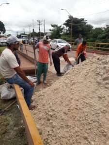 Aterro de ponte do rio Tailândia cede e causa enorme Trânsito; Ponte sobre o Rio Tailândia, no nordeste do Pará afundou e causou transito