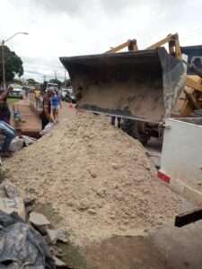 Aterro de ponte do rio Tailândia cede e causa enorme Trânsito; Ponte sobre o Rio Tailândia, no nordeste do Pará afundou e causou transito
